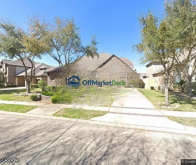 Off-market house in Sugar Land, Texas — 5 beds, 4 baths, $699,000 — photo 2 of 3