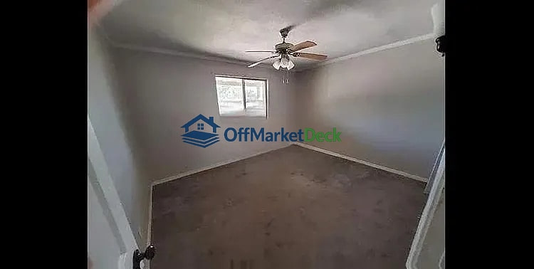 Off-market house in Phoenix, Arizona — 4 beds, 2 baths, $250,000 — photo 2 of 8