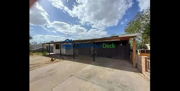 Off-market house in Phoenix, Arizona — 4 beds, 2 baths, $250,000 — photo 5 of 8