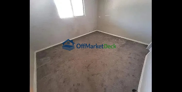 Off-market house in Phoenix, Arizona — 4 beds, 2 baths, $250,000 — photo 6 of 8