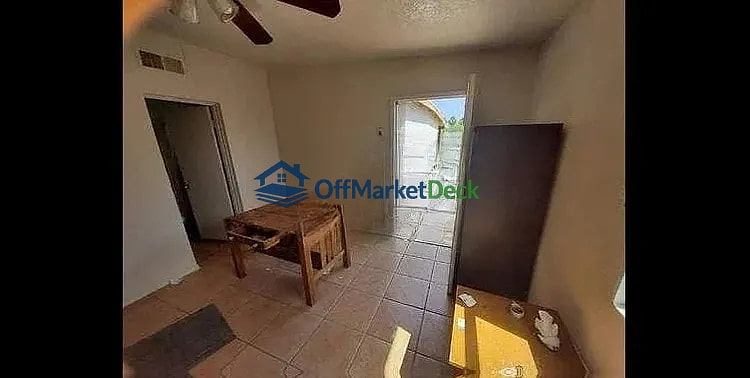 Off-market house in Phoenix, Arizona — 4 beds, 2 baths, $250,000 — photo 4 of 8