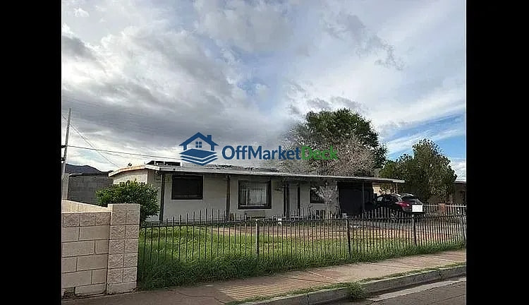 Off-market house in Phoenix, Arizona — 4 beds, 2 baths, $250,000 — photo 8 of 8