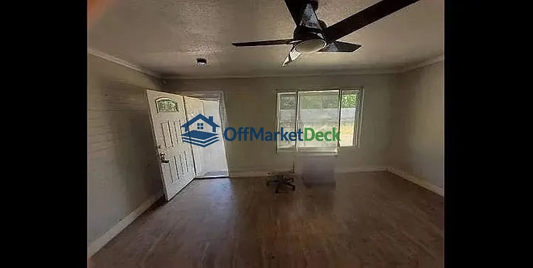 Off-market house in Phoenix, Arizona — 4 beds, 2 baths, $250,000 — photo 7 of 8