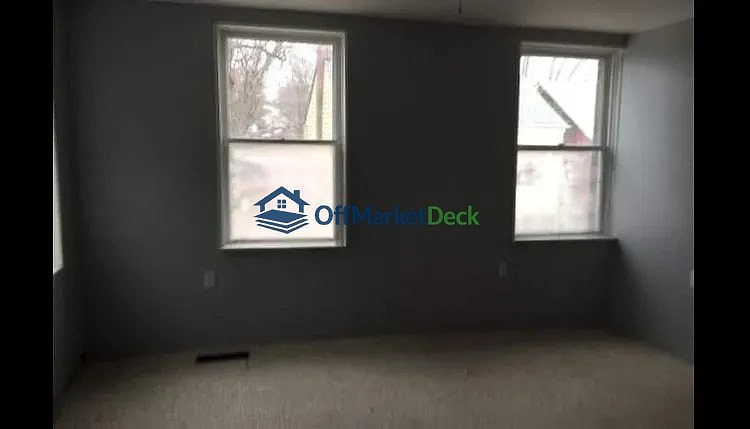 Off-market house in Belleville, Illinois — 4 beds, 2 baths, $65,000 — photo 3 of 8