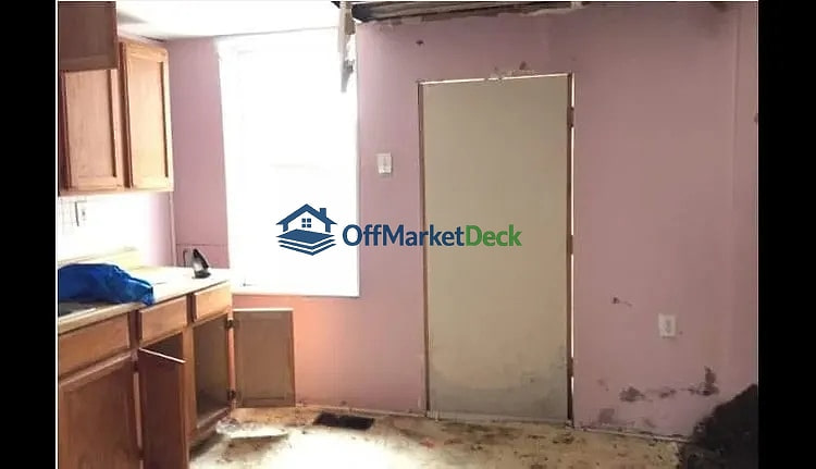 Off-market house in Belleville, Illinois — 4 beds, 2 baths, $65,000 — photo 2 of 8
