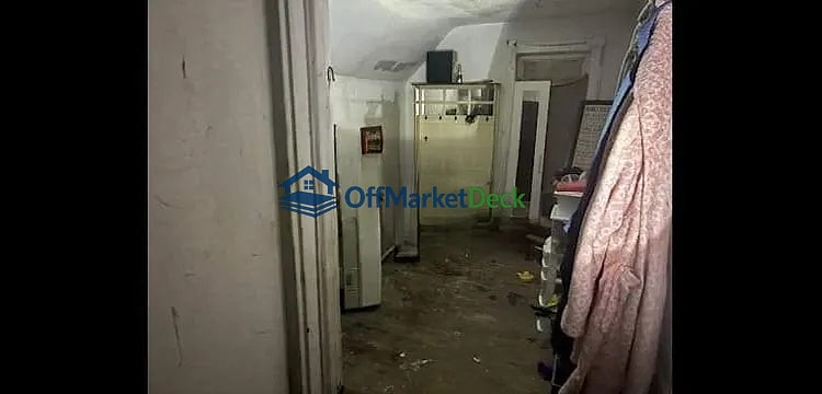 Off-market house in Toledo, Ohio — 4 beds, 2 baths, $43,655 — photo 4 of 8