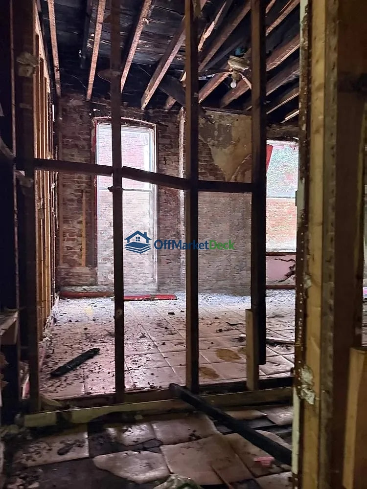 Off-market house in St. Louis, Missouri — 6 beds, 2 baths, $9,500 — photo 4 of 8