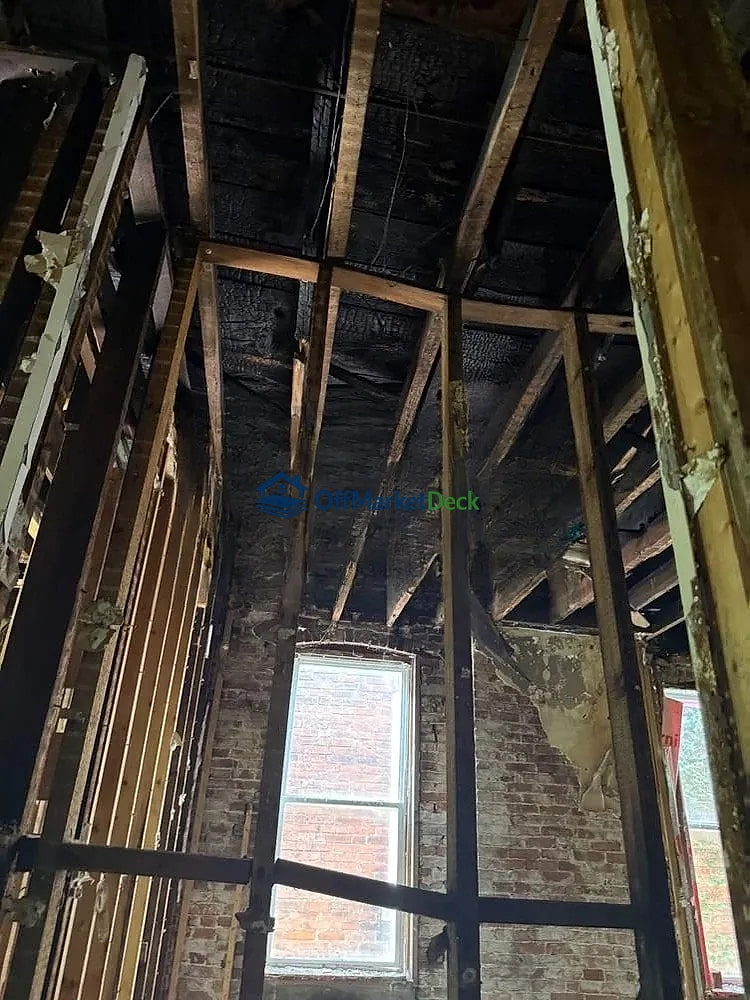 Off-market house in St. Louis, Missouri — 6 beds, 2 baths, $9,500 — photo 3 of 8