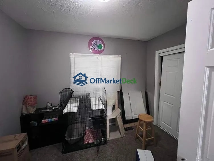 Off-market house in Indianapolis, Indiana — 3 beds, 1 bath, $105,000 — photo 3 of 8