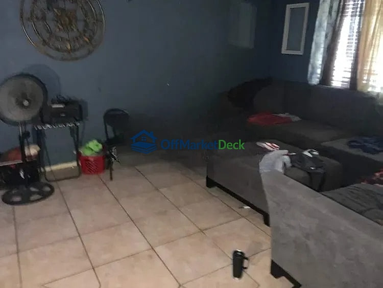Off-market house in Tucson, Arizona — 3 beds, 2 baths, $229,900 — photo 4 of 8