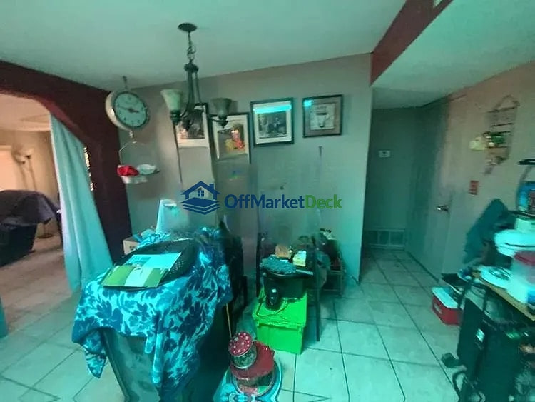 Off-market house in Tucson, Arizona — 3 beds, 2 baths, $229,900 — photo 6 of 8