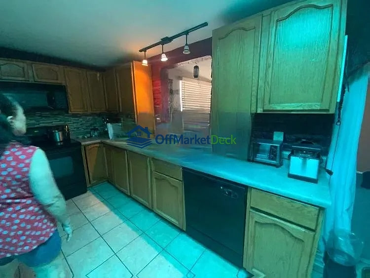 Off-market house in Tucson, Arizona — 3 beds, 2 baths, $229,900 — photo 7 of 8