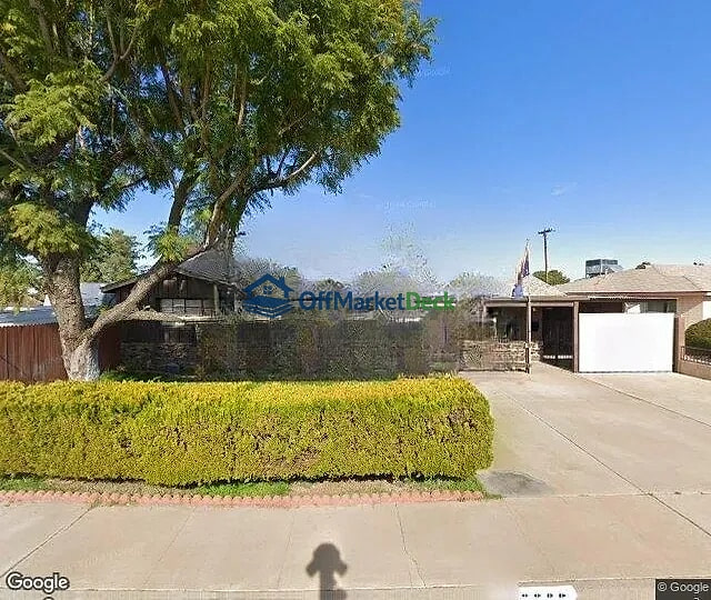 Off-market house in Phoenix, Arizona — 3 beds, 2 baths, $259,900 — photo 3 of 3