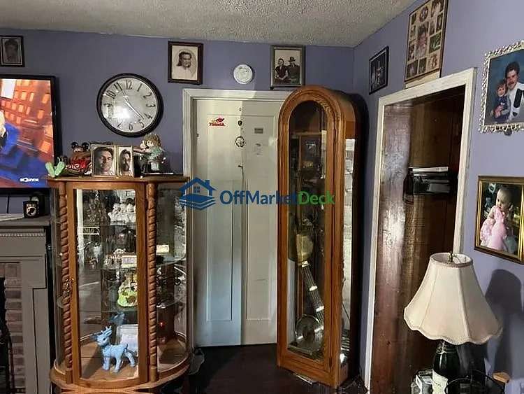 Off-market house in Indianapolis, Indiana — 2 beds, 1 bath, $95,000 — photo 3 of 8