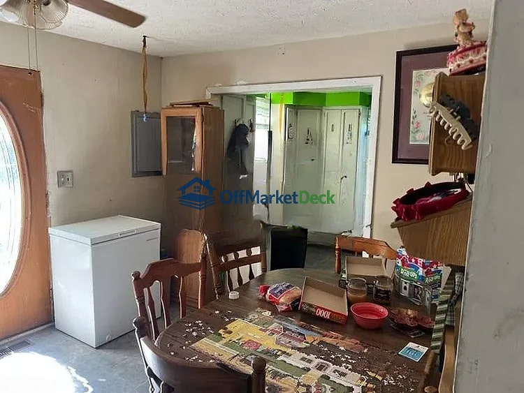 Off-market house in Indianapolis, Indiana — 2 beds, 1 bath, $95,000 — photo 6 of 8