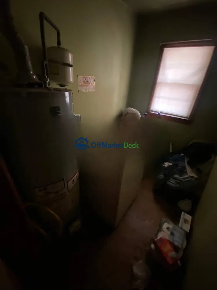 Off-market house in Decatur, Georgia — 3 beds, 2 baths, $206,000 — photo 5 of 8