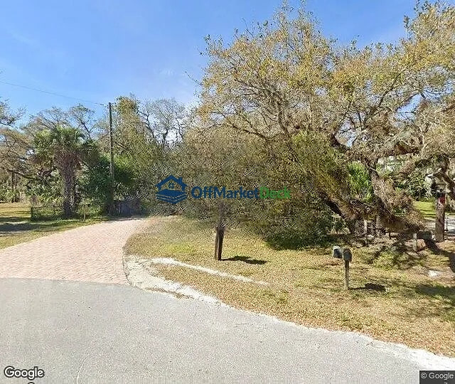 Off-market house in Venice, Florida — 3 beds, 3 baths, $349,999 — photo 2 of 3