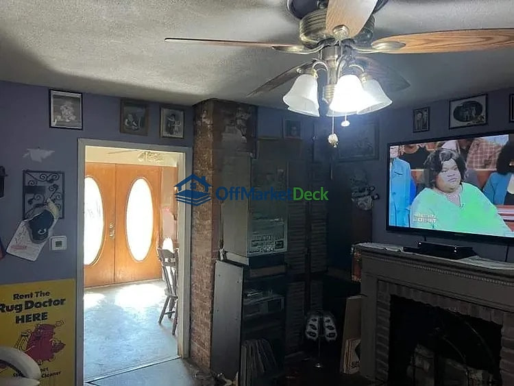Off-market house in Indianapolis, Indiana — 3 beds, 1 bath, $88,000 — photo 2 of 8