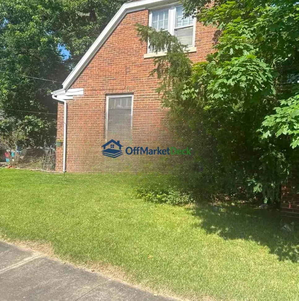 Off-market house in Evansville, Indiana — 3 beds, 1 bath, $98,900 — photo 2 of 5