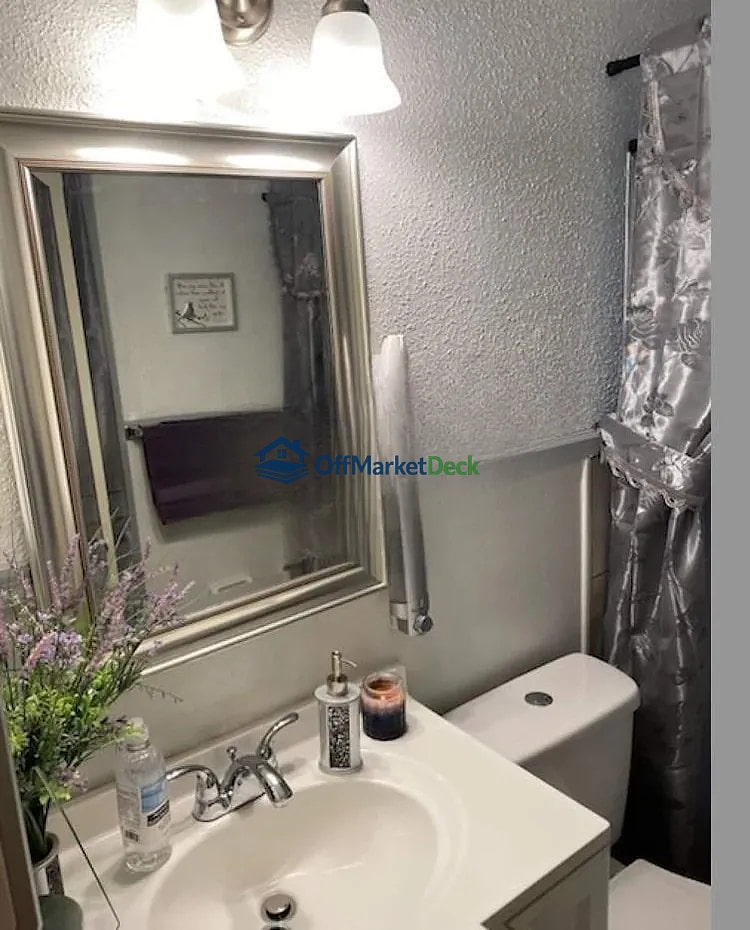 Off-market house in Memphis, Tennessee — 2 beds, 1 bath, $53,000 — photo 2 of 7