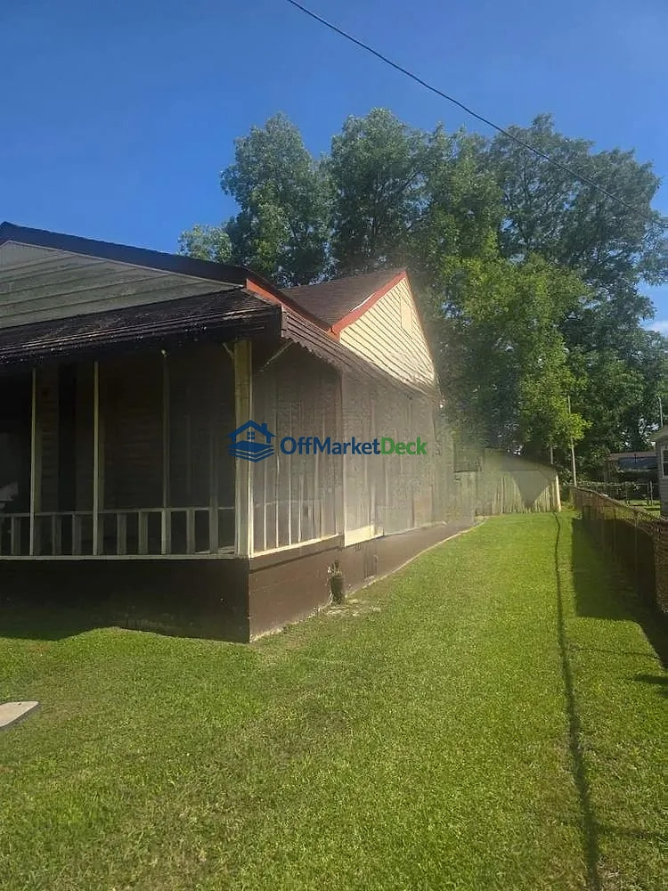 Off-market house in Attalla, Alabama — 2 beds, 1 bath, $30,000 — photo 3 of 8