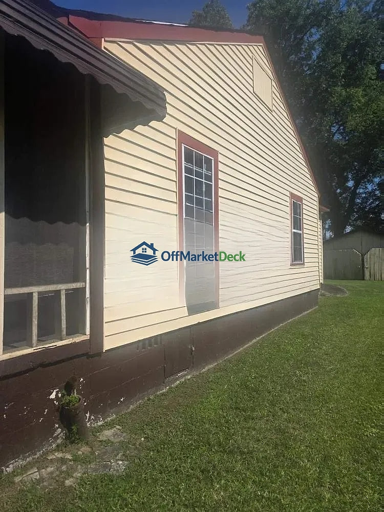 Off-market house in Attalla, Alabama — 2 beds, 1 bath, $30,000 — photo 4 of 8
