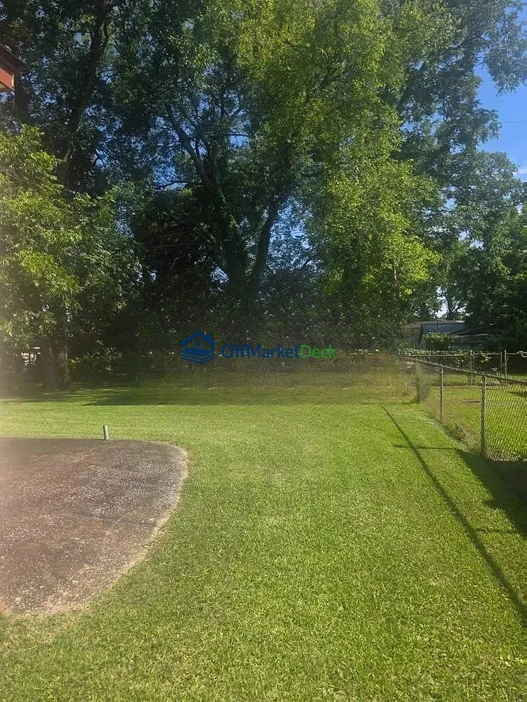 Off-market house in Attalla, Alabama — 2 beds, 1 bath, $30,000 — photo 5 of 8