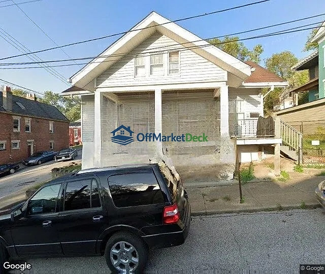 Off-market house in Covington, Kentucky — 3 beds, 2 baths, $99,900 — photo 2 of 3