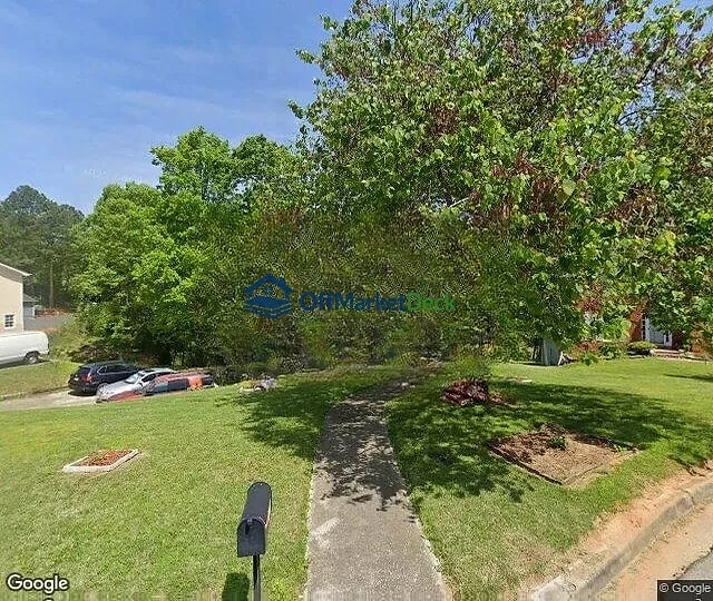 Off-market house in Lithonia, Georgia — 3 beds, 2 baths, $165,000 — photo 2 of 3