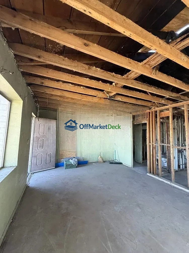 Off-market house in Phoenix, Arizona — 3 beds, 2 baths, $138,000 — photo 6 of 8