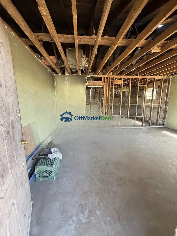 Off-market house in Phoenix, Arizona — 3 beds, 2 baths, $138,000 — photo 3 of 8
