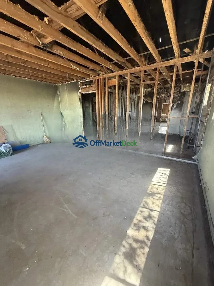 Off-market house in Phoenix, Arizona — 3 beds, 2 baths, $138,000 — photo 5 of 8