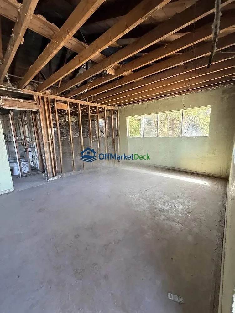 Off-market house in Phoenix, Arizona — 3 beds, 2 baths, $138,000 — photo 4 of 8