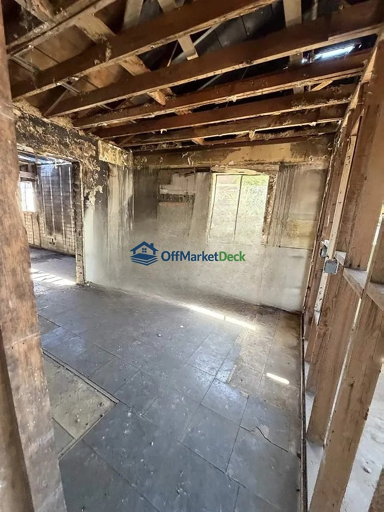 Off-market house in Phoenix, Arizona — 3 beds, 2 baths, $138,000 — photo 7 of 8