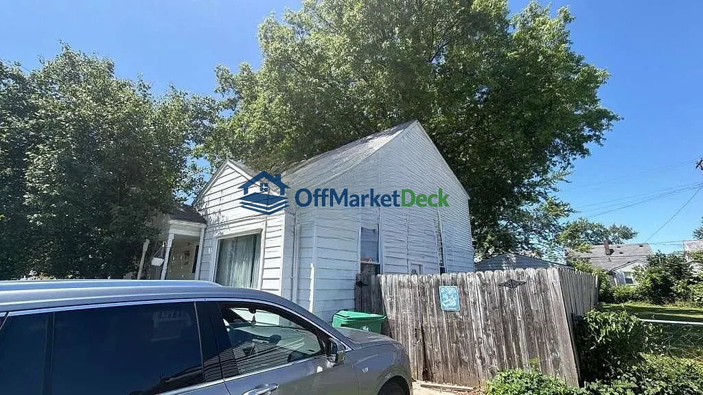 Off-market house in Eastpointe, Michigan — 5 beds, 3 baths, $113,000 — photo 2 of 8