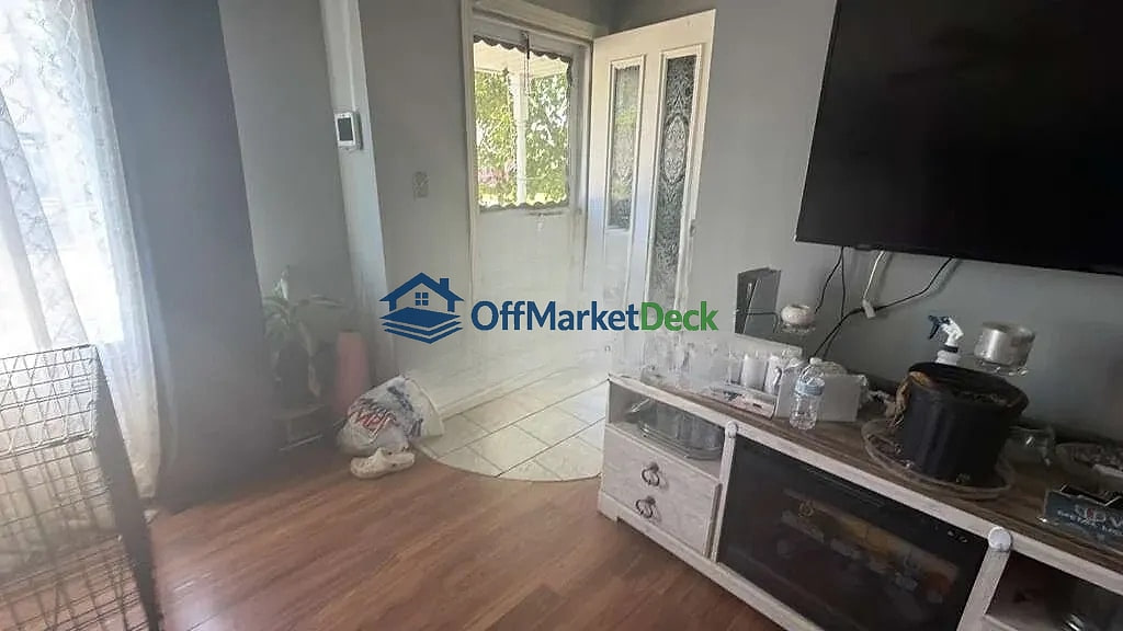 Off-market house in Eastpointe, Michigan — 5 beds, 3 baths, $113,000 — photo 4 of 8