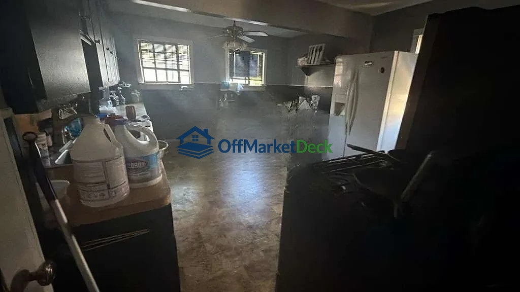 Off-market house in Eastpointe, Michigan — 5 beds, 3 baths, $113,000 — photo 8 of 8