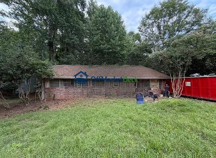 Off-market house in Lawrenceville, Georgia — 3 beds, 1.5 baths, $258,000 — photo 3 of 3
