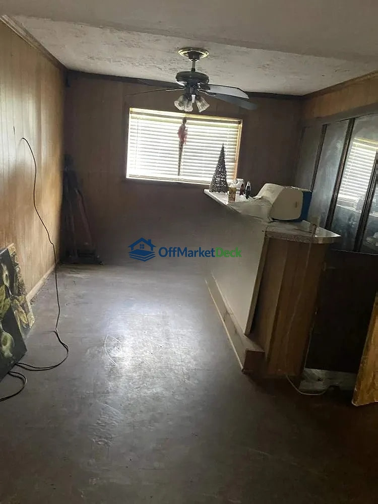 Off-market house in Atlanta, Georgia — 4 beds, 2 baths, $145,000 — photo 3 of 8