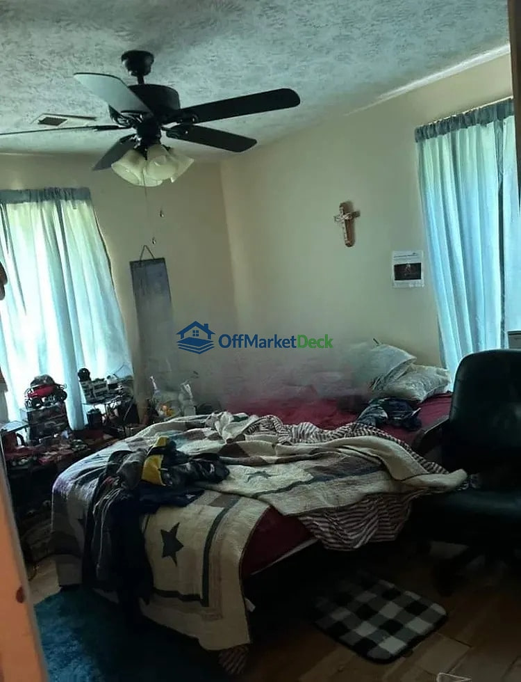 Off-market house in Locust Grove, Georgia — 3 beds, 2 baths, $159,000 — photo 5 of 8