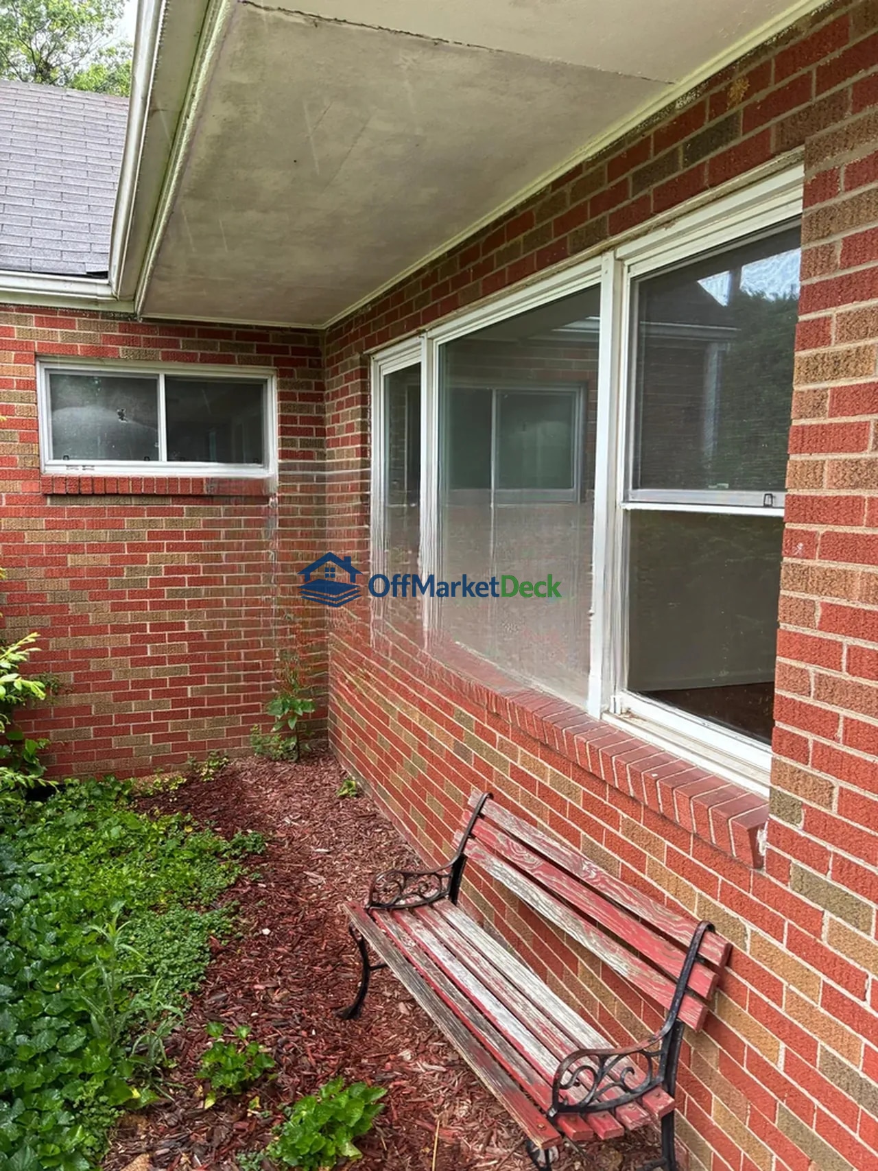 Off-market house in St. Louis, Missouri — 3 beds, 2 baths, $136,900 — photo 3 of 8