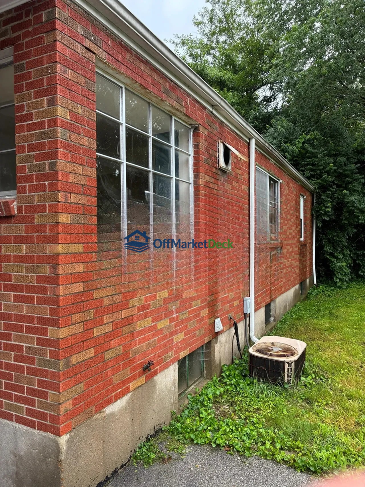 Off-market house in St. Louis, Missouri — 3 beds, 2 baths, $136,900 — photo 4 of 8
