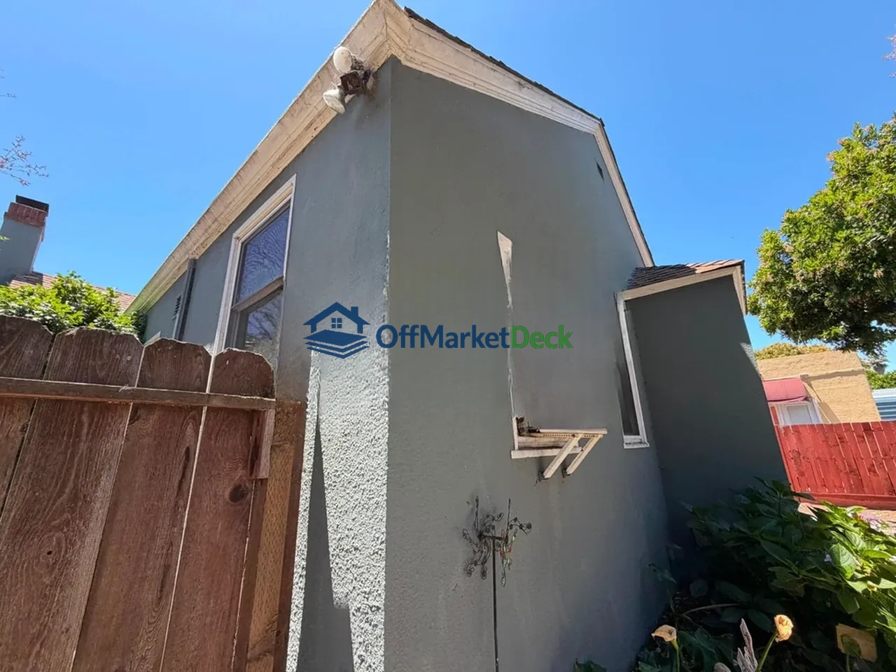 Off-market house in Vallejo, California — 2 beds, 1 bath, $299,900 — photo 2 of 8