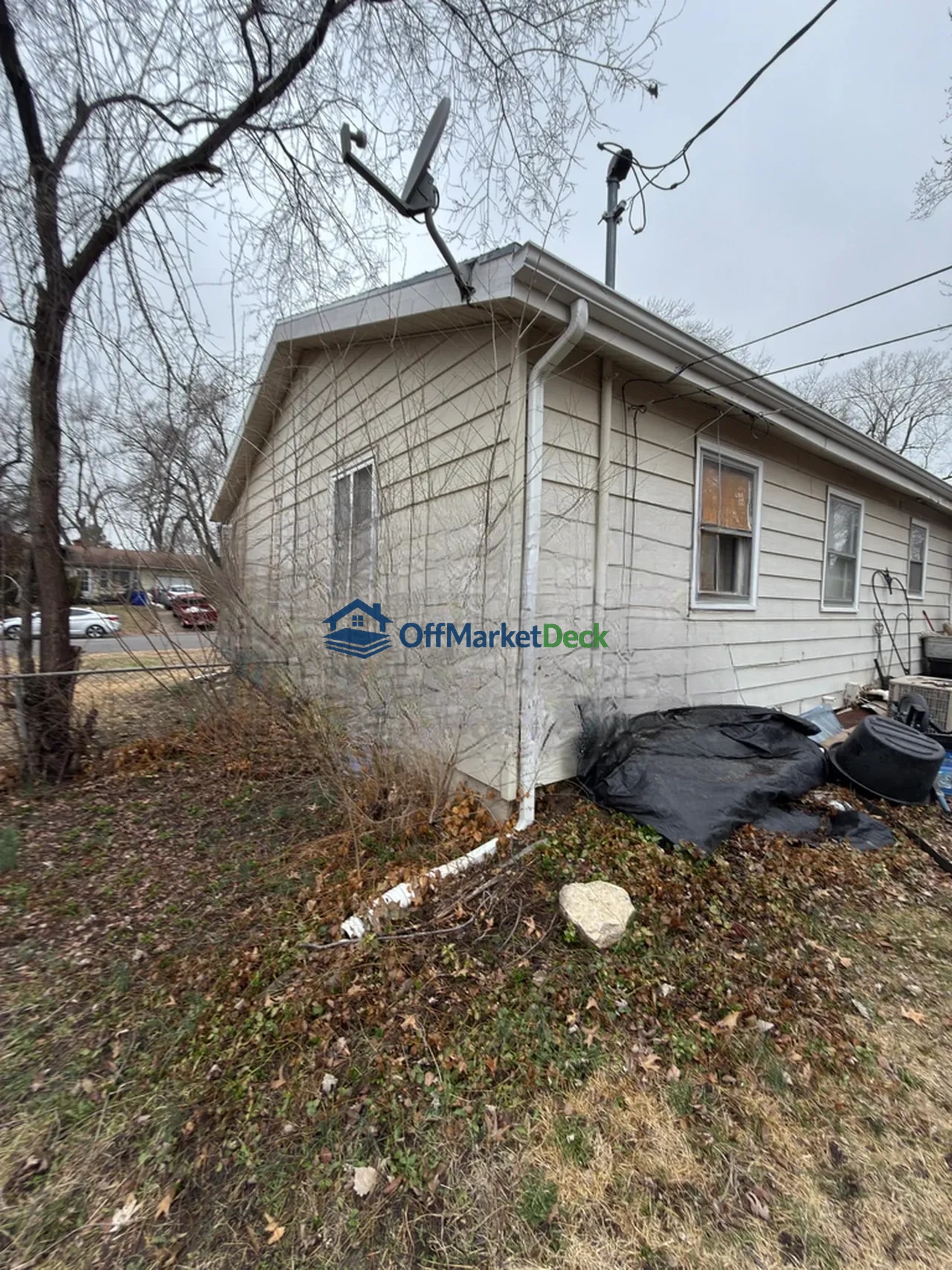 Off-market house in Lee's Summit, Missouri — 3 beds, 2 baths, $189,900 — photo 7 of 8
