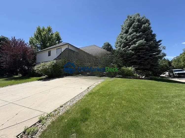 Off-market house in Littleton, Colorado — 5 beds, 3 baths, $839,000 — photo 4 of 8