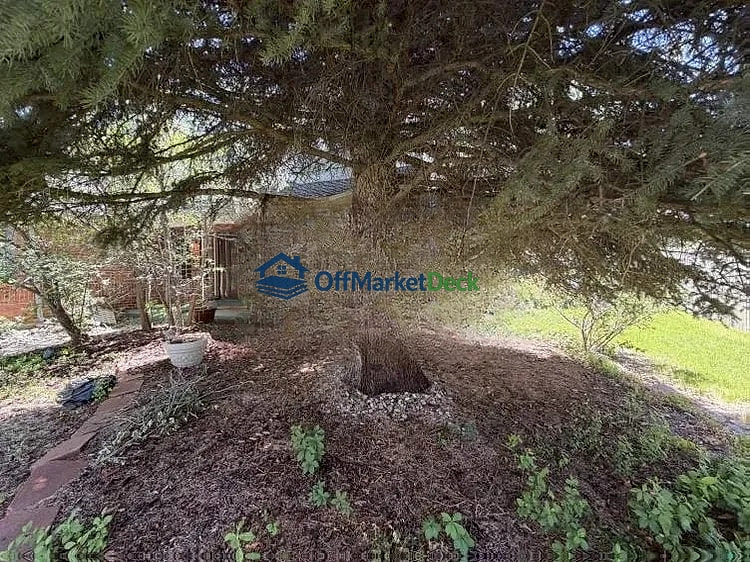 Off-market house in Littleton, Colorado — 5 beds, 3 baths, $839,000 — photo 6 of 8