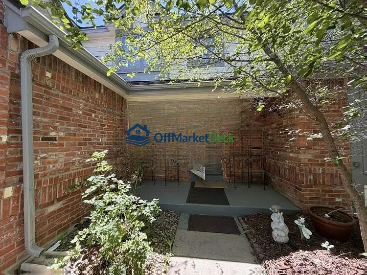 Off-market house in Littleton, Colorado — 5 beds, 3 baths, $839,000 — photo 7 of 8