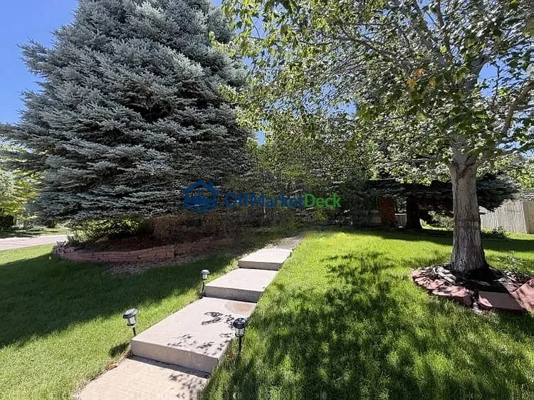 Off-market house in Littleton, Colorado — 5 beds, 3 baths, $839,000 — photo 2 of 8