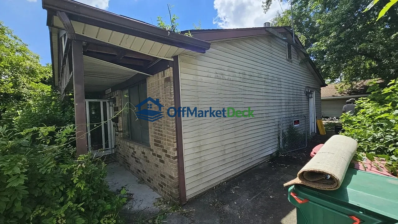 Off-market house in Eastpointe, Michigan — 3 beds, 2 baths, $104,900 — photo 3 of 8
