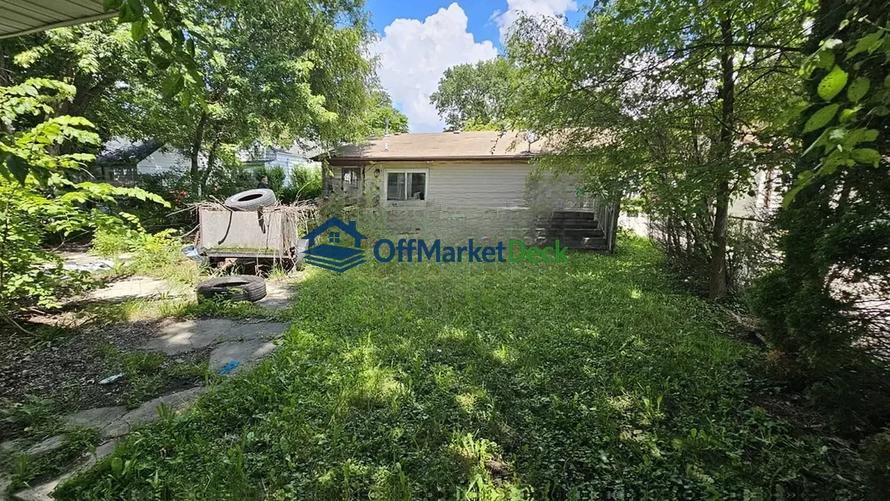 Off-market house in Eastpointe, Michigan — 3 beds, 2 baths, $104,900 — photo 2 of 8